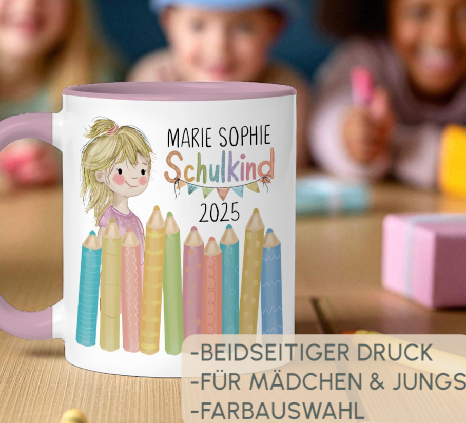 personalisierte Keramiktasse als Geschenk zur Einschulung wird von Kindern bestaunt