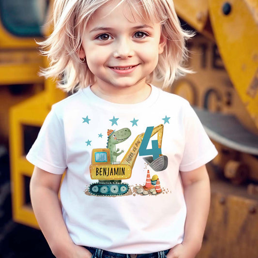 Personalisiertes T-Shirt für Jungen mit einem Bagger und Dinosaurier-Motiv.