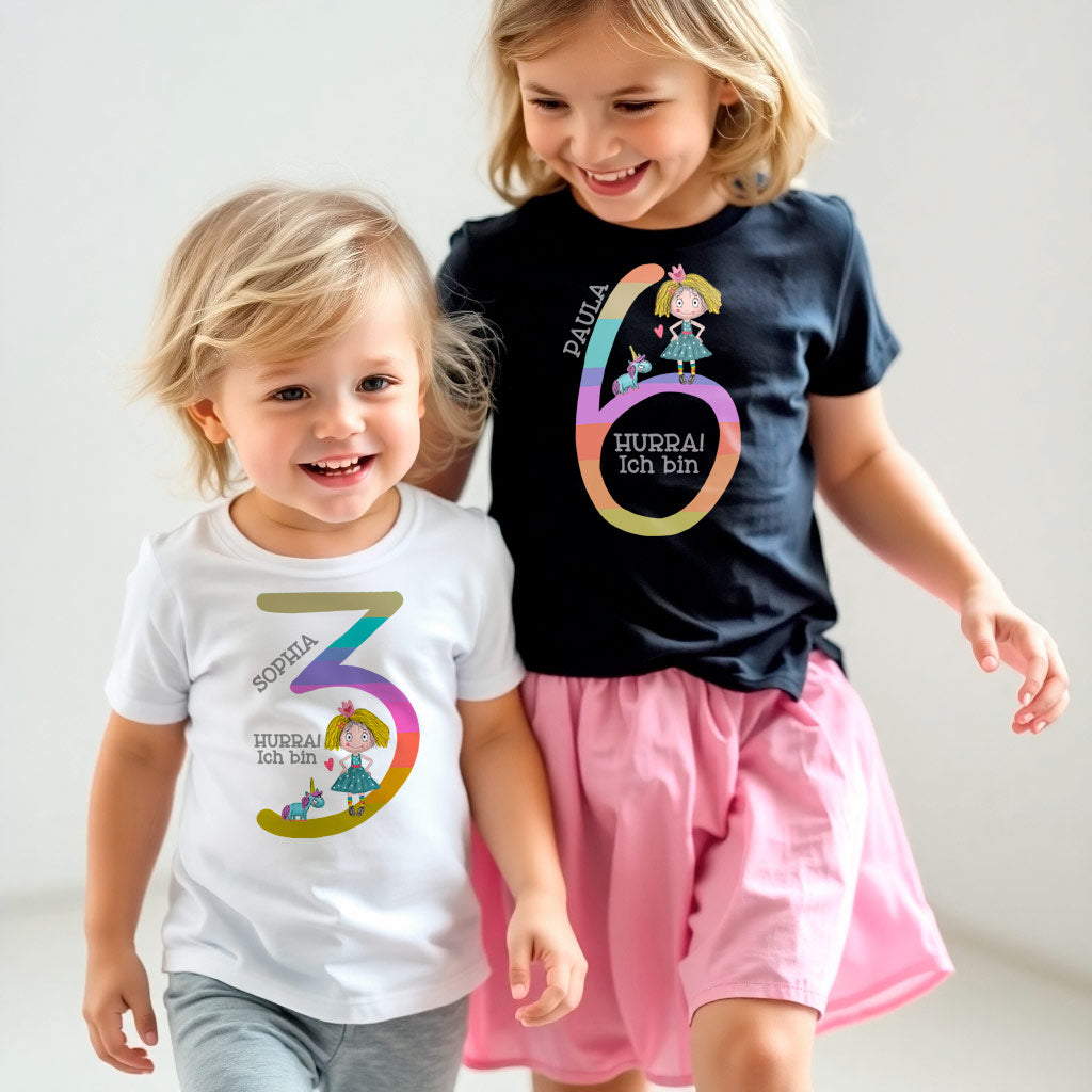 Zwei Mädchen tragen ein personalisiertes Shirt zum 3. und 5. Geburtstag mit ihrem Namen.