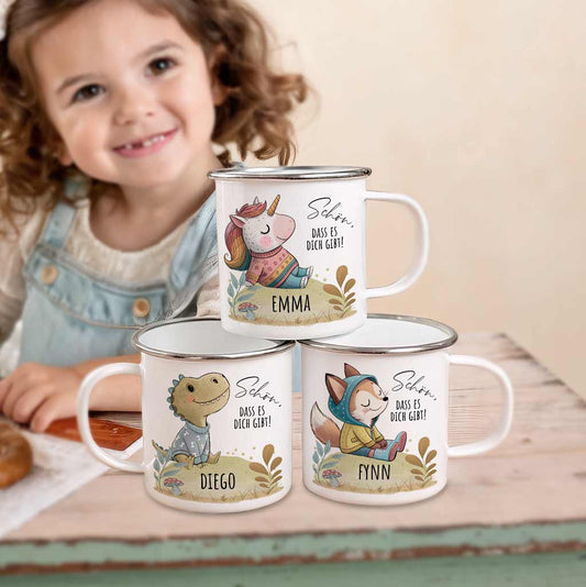 Kind schaut auf 3 weiße Emaille-Tasse mit einem Fuchs, einem Einhorn und einem Dino-Motiv als Geschenk zum Kindergeburtstag.