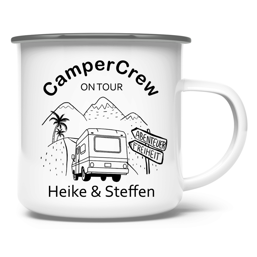 Personalisierte Emaille-Tasse für eine Familie mit vier Namen und Wohnmobil-Symbol.
