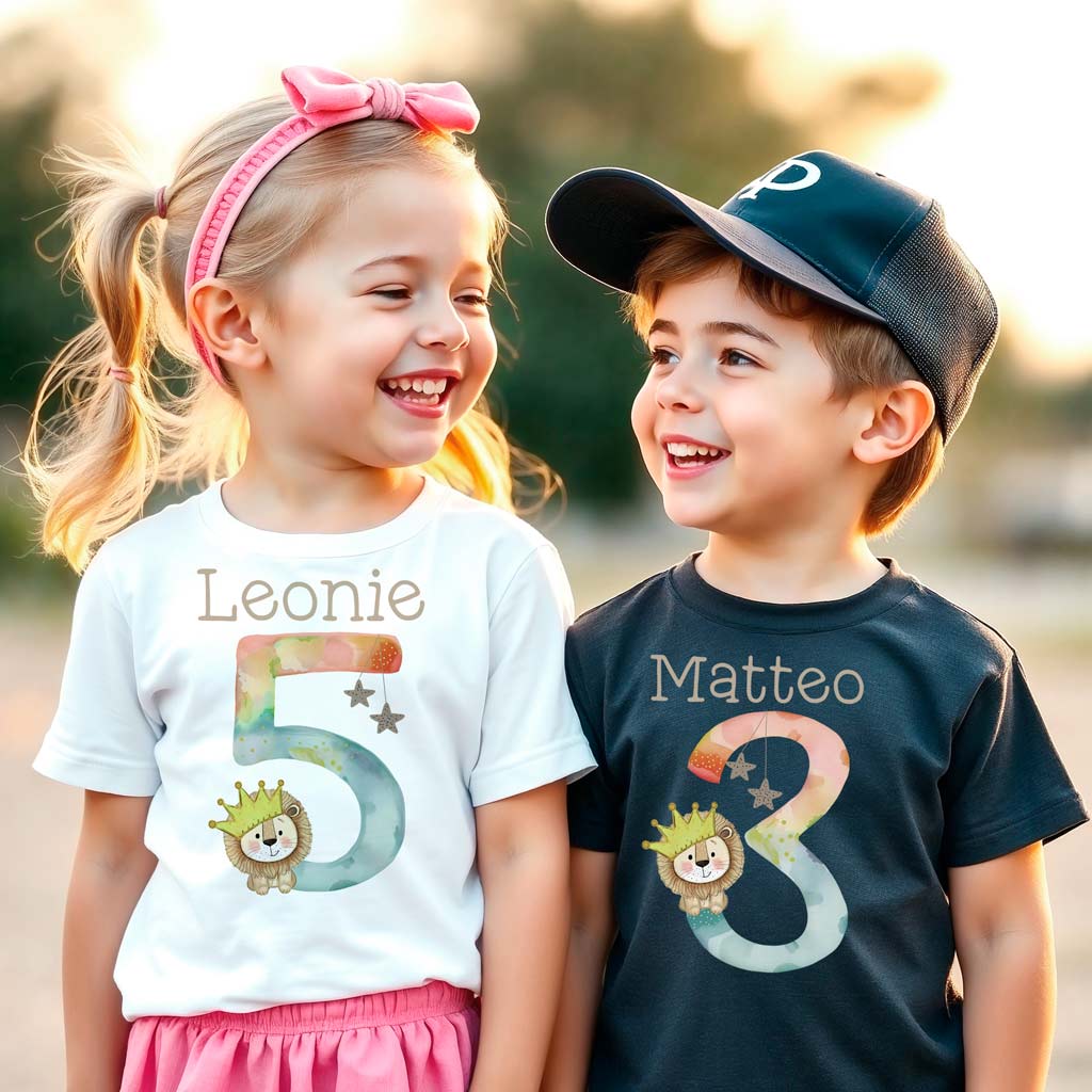 ein Junge und ein Mädchen tragen ein personalisiertes Shirt zum 3. und 5. Geburtstag mit ihren Namen