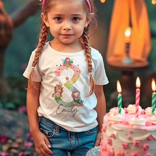 Mädchen trägt ein personalisiertes Shirt zum 3. Geburtstag mit ihrem Namen.