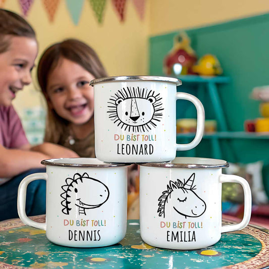 Drei weiße Emaille-Tassen mit Löwe- Dino- und Einhorn-Motiv als Geschenk Idee zum Kindergeburtstag.