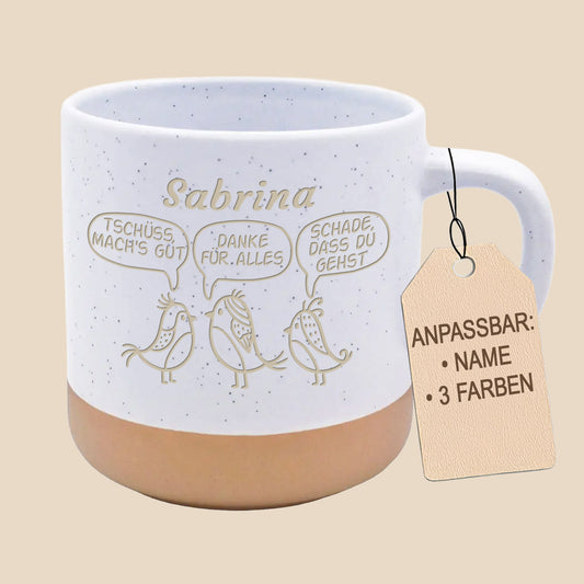 Abschiedsgeschenk für Kollegen: Tasse in Weiß mit Vogel-Motiv und Namensgravur in heller Steingut-Optik.