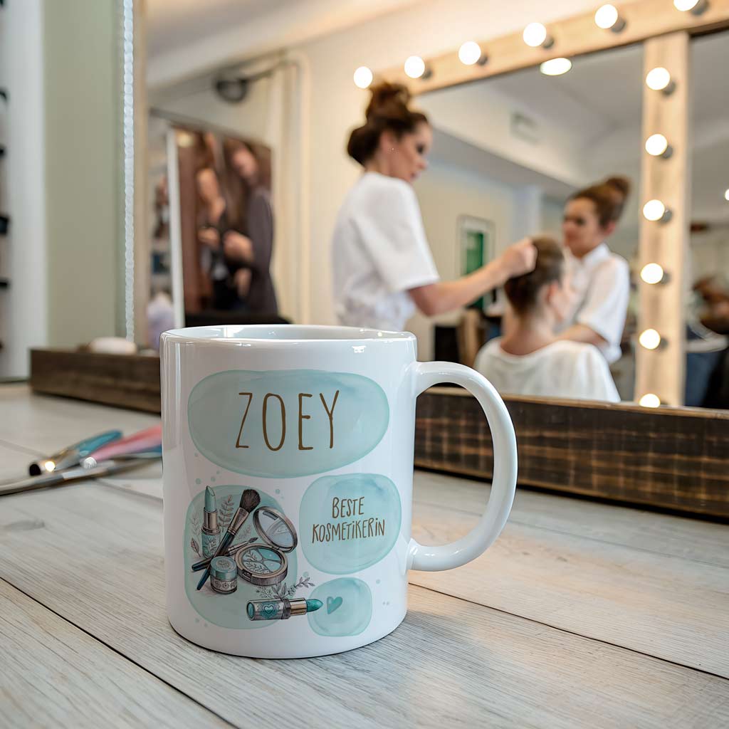 Stilvolles Danke-Geschenk für eine Kosmetikerin: Eine Tasse mit Namen und Beauty-Motiven.