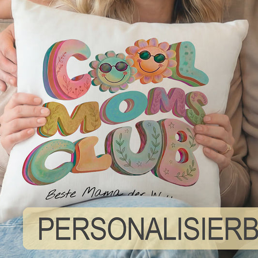 Ein personalisierbares Kissen für Mütter mit der fröhlichen Aufschrift Cool Moms Club in Aquarellfarben passend für moderne Sofas.