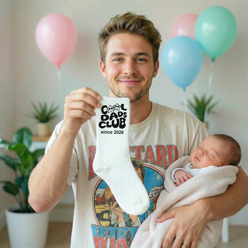 Lässiges Outfit mit den personalisierten Statement-Socken als kreatives Geschenk für werdende Väter zur Schwangerschaftsverkündung oder Geburt.