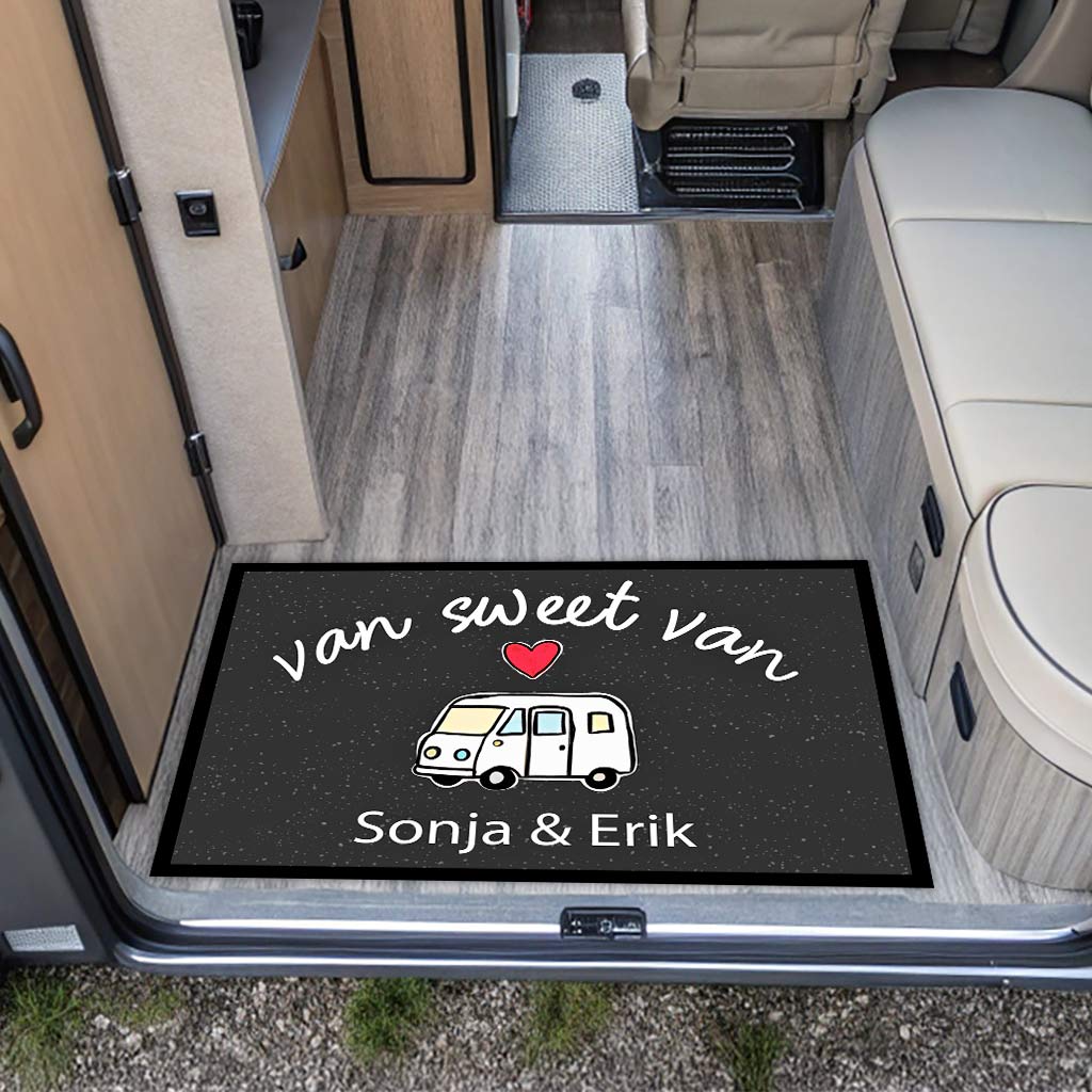 Eingangsbereich eines Vans mit einer personalisierten Fußmatte