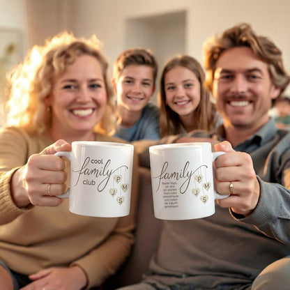 Zwei stilvolle Keramiktassen nebeneinander als Eltern-Set. Eine schöne Geschenkidee für Familien mit beidseitigem, hochwertigem Druck.