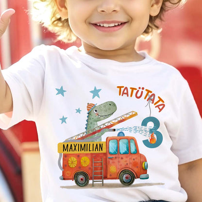 Personalisiertes T-Shirt für Jungen mit einem Feuerwehr-Dinosaurier-Motiv.