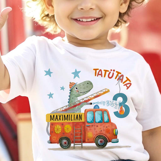 Personalisiertes T-Shirt für Jungen mit einem Feuerwehr-Dinosaurier-Motiv.