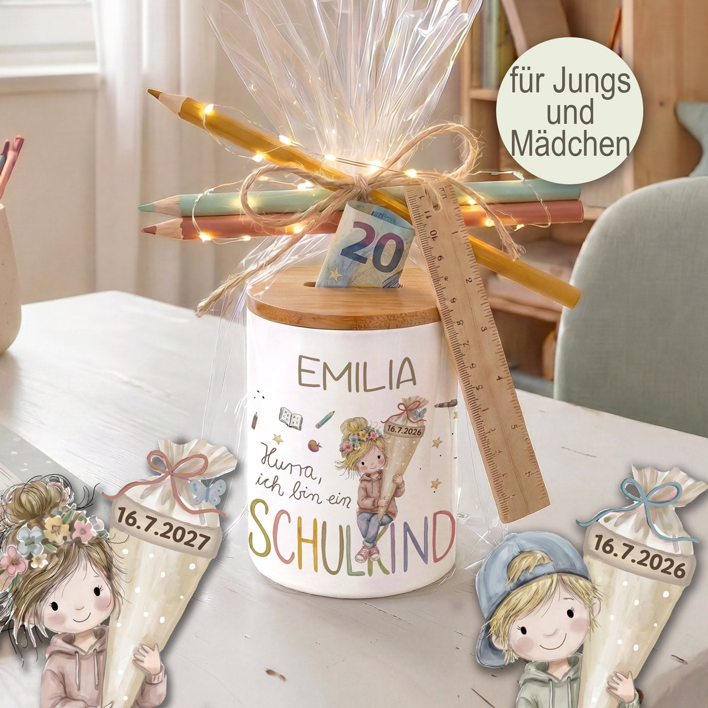 Personalisierte Keramik-Spardose mit Bambusdeckel zur Einschulung, dekoriert mit bunten Buntstiften als kreatives Geldgeschenk zum Schulanfang. Ideal für die Schultüte 