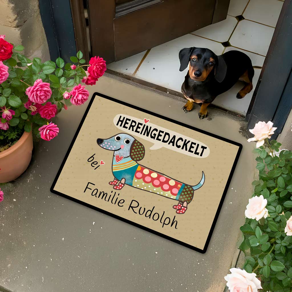 Nahaufnahme einer waschbaren Schmutzfangmatte für Hundebesitzer, personalisiert mit dem Namen 'Familie...'.