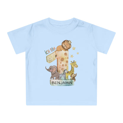 Nahaufnahme eines handgezeichneten Elefanten auf einem personalisierten Shirt für den ersten Geburtstag.