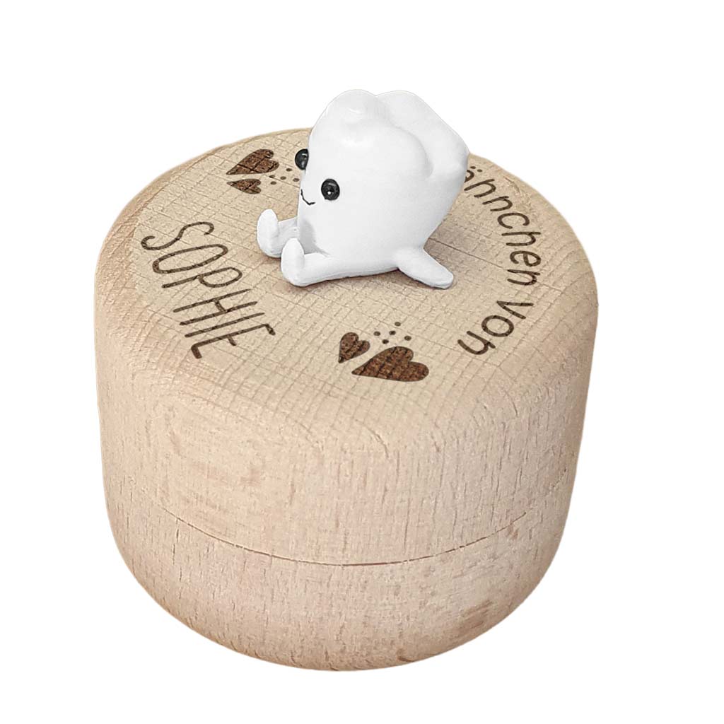 eine kleine, runde Holzdose als Geschenk zur Geburt.