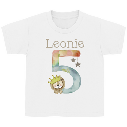 Nahaufnahme des Aquarell-Löwen auf einem weissen Baumwoll-T-Shirt