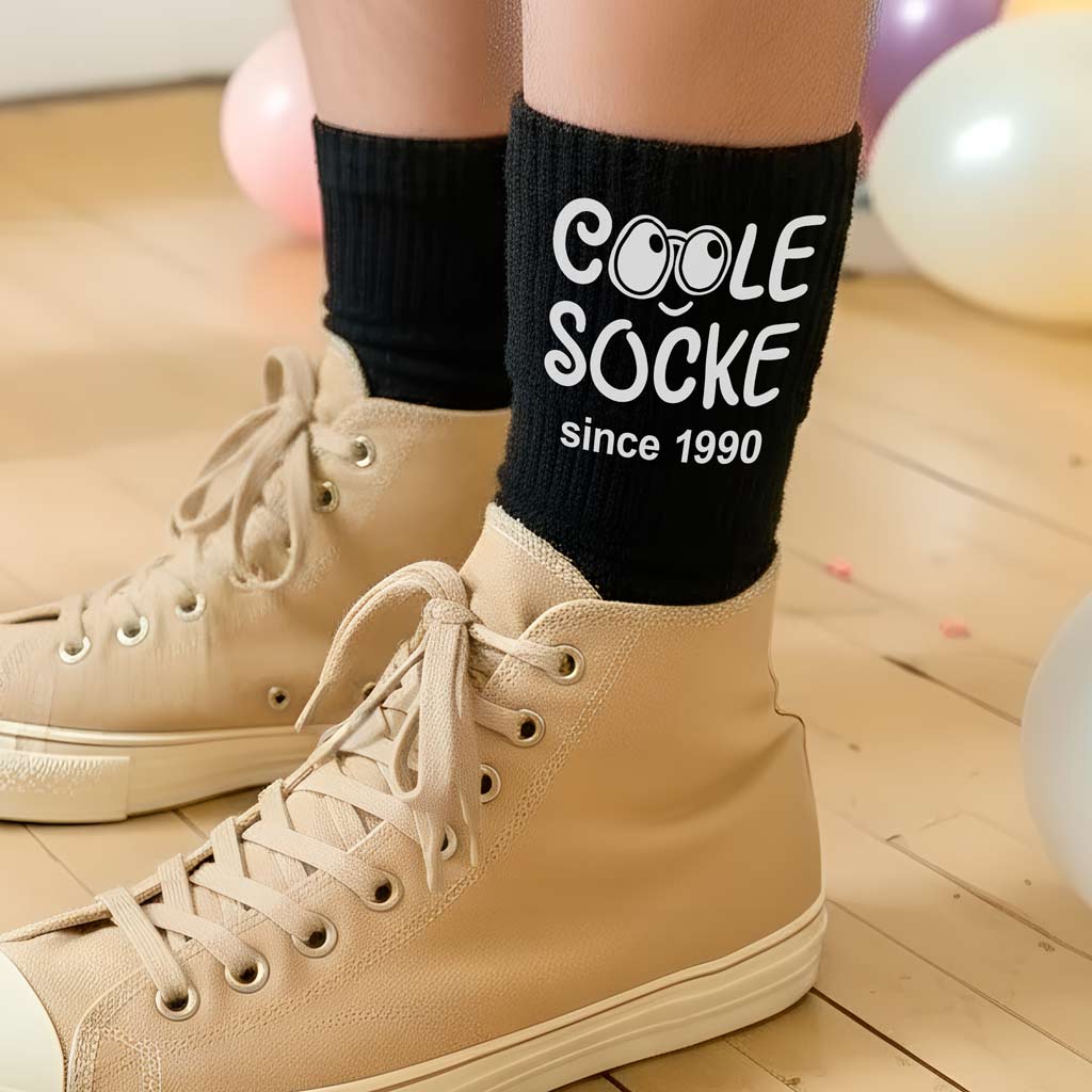 Lustiges Geschenk für einen Mann zum 35. Geburtstag: Socken mit Geburtsjahr.