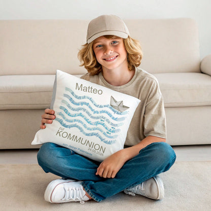 Junge hält stolz das personalisierte Erinnerungskissen als stilvolle Dekoration in einem modernen Kinderzimmer im Arm.