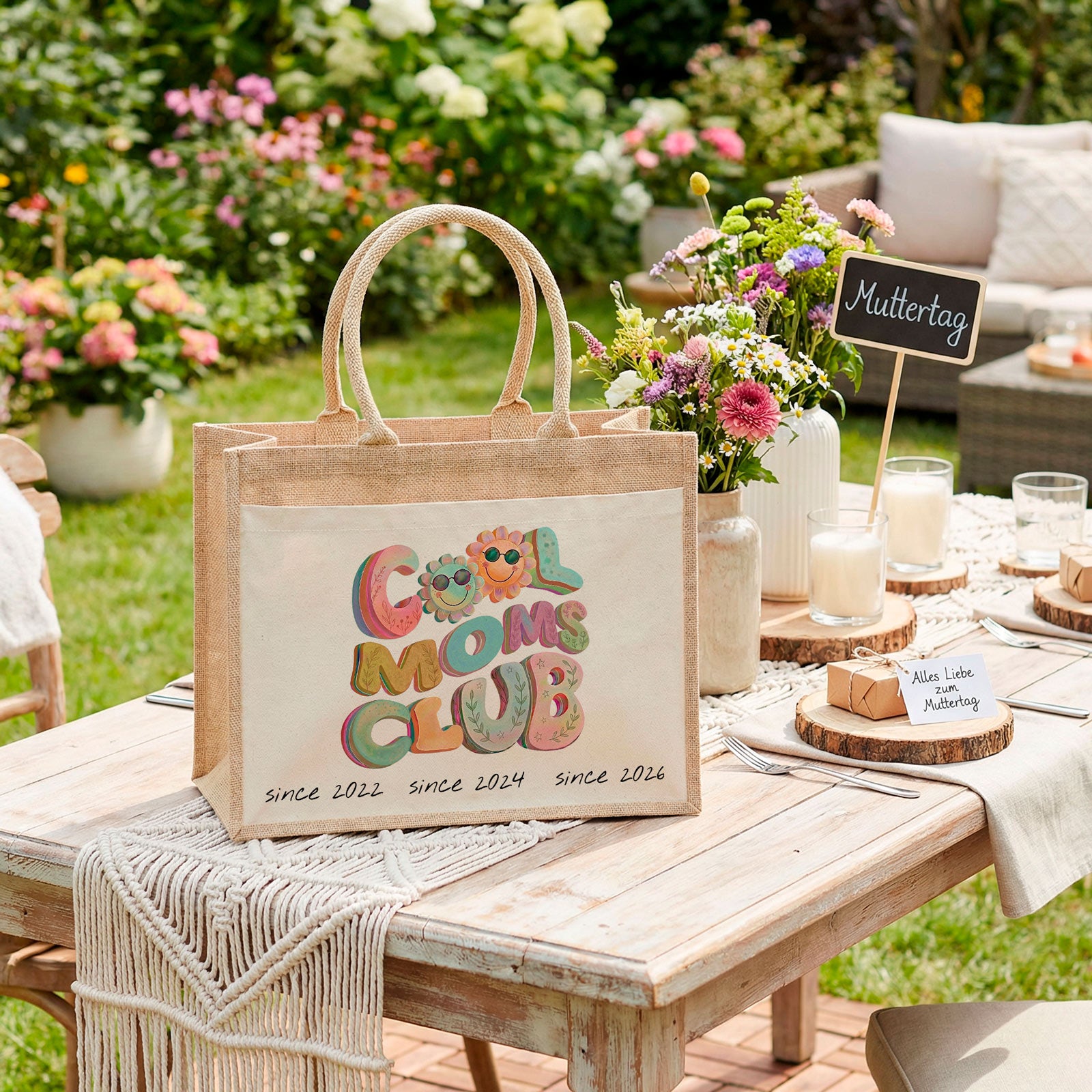 Die nachhaltige Jute Tasche als Geschenkkorb Alternative zum Muttertag oder Geburtstag, sie könnte mit Blumen und Wein gefüllt werden für ein personalisiertes Geschenk.
