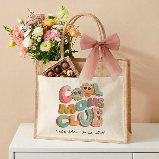 Große Jute Tasche Mama mit der Aufschrift Cool Moms Club und personalisiertem Geburtsjahr der Kinder, ideal als Muttertagsgeschenk.
