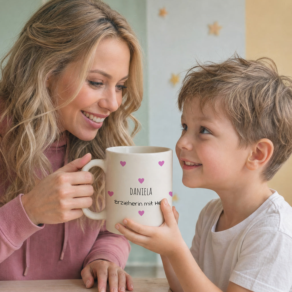 Detailansicht der Vorderseite des beidseitigen Premium-Drucks mit dem Spruch Erzieherin mit Herz und Danke für alles auf der Tasse als Geschenk auch für die Tagesmütter oder Lehrerinnen.