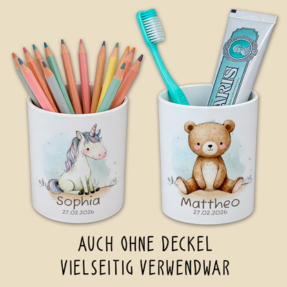 Personalisierte Keramik-Dose ohne Deckel, genutzt als stylischer Stiftehalter im Kinderzimmer.