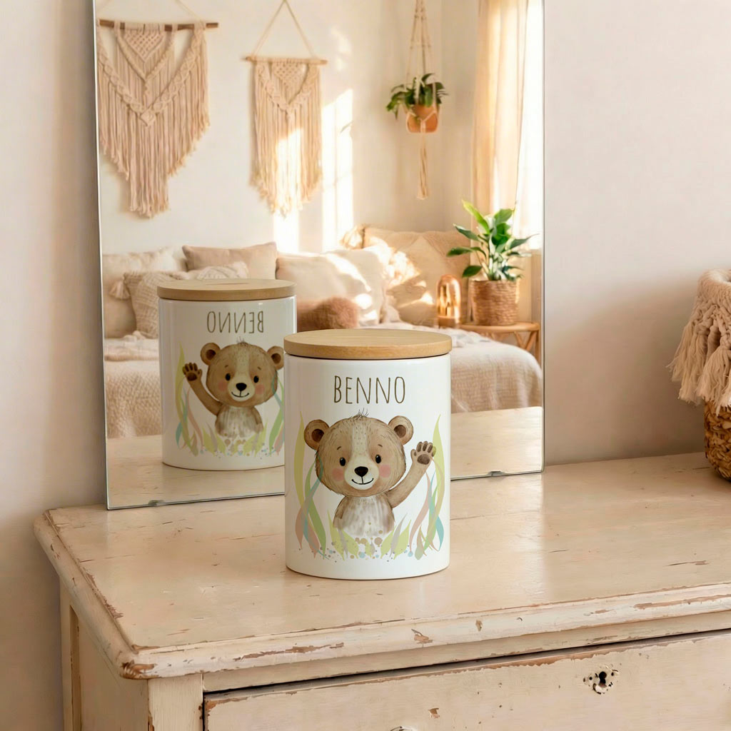 Vorn und hinten bedruckte Keramik Spardose für Jungen und Mädchen mit Bär-Motiv zur Einschulung aus Bambusholz. Mit Einwurfschlitz  für Geldscheine und Münzen.