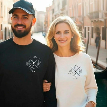 Aufnahme des hochwertigen Drucks der Initialien auf den Partner-Longsleeves.