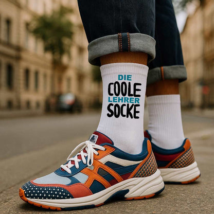 Ein Paar weisse, lustige Socken mit schwarzem Spruch als Abschiedsgeschenk für Lehrer