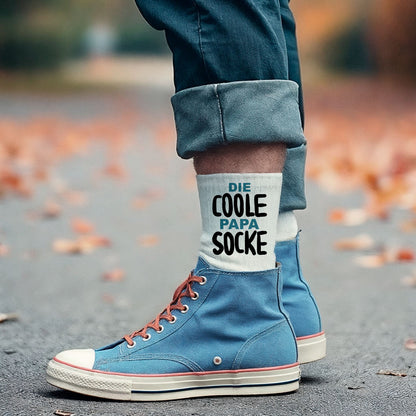 Weiße Socken mit der Aufschrift 'coole Papa Socke' als Geschenk zum Vatertag