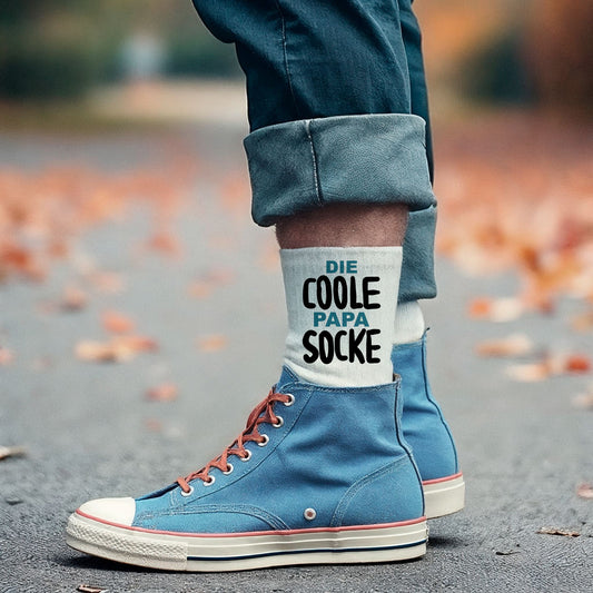 Weiße Socken mit der Aufschrift 'coole Papa Socke' als Geschenk zum Vatertag