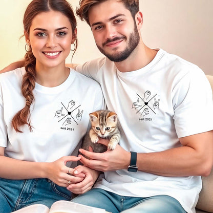 Ein Paar trägt die minimalistischen Partner-Shirts – moderner Partnerlook ohne Kitsch.