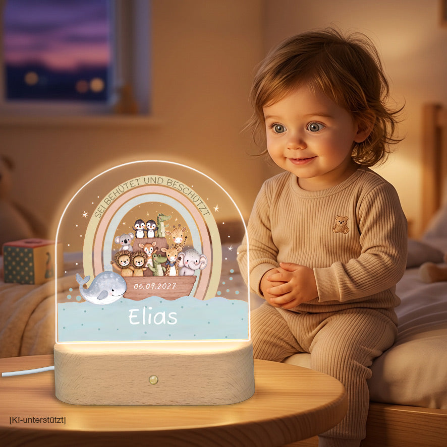 Kind staunt über Arche-Noah-Motiv mit Tieren, Aquarell-Regenbogen, Beispielname und Wunschdatum auf Acrylglas