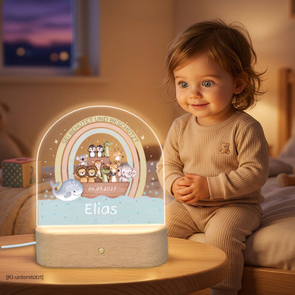 Kind staunt über Arche-Noah-Motiv mit Tieren, Aquarell-Regenbogen, Beispielname und Wunschdatum auf Acrylglas