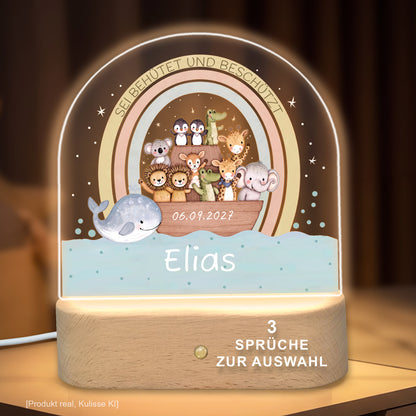 Nachtlicht Arche Noah mit personalisierter Acrylglasscheibe auf warmweiß leuchtendem Buchenholzsockel