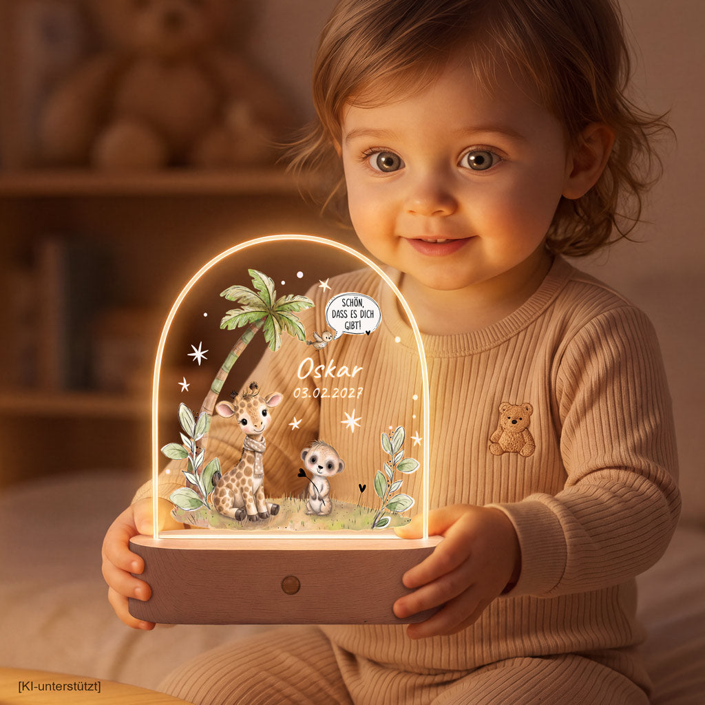 Name, Wunschdatum und Spruch Schön, dass es dich gibt! auf der Acrylglasscheibe des Safari-Nachtlichts