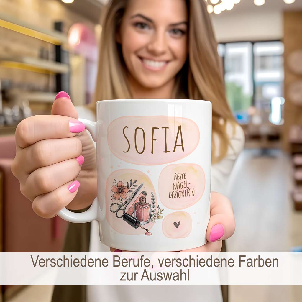 Retro-Tasse für eine Nageldesignerin, personalisiert mit Namen und Nagellack-Illustration.