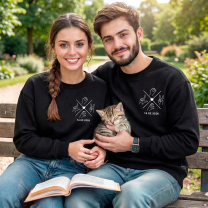 Personalisiertes Langarm-Shirt Set für Paare mit minimalistischem Kompass und LOVE-Handzeichen auf Bio-Baumwolle.