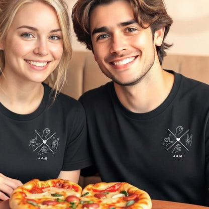 Personalisiertes T-Shirt für Paare in Schwarz und Weiß mit minimalistischem Kompass- und LOVE-Handzeichen-Motiv.