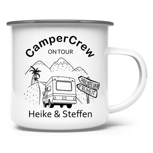 Personalisierte Emaille-Tasse für eine Familie mit vier Namen und Wohnmobil-Symbol.