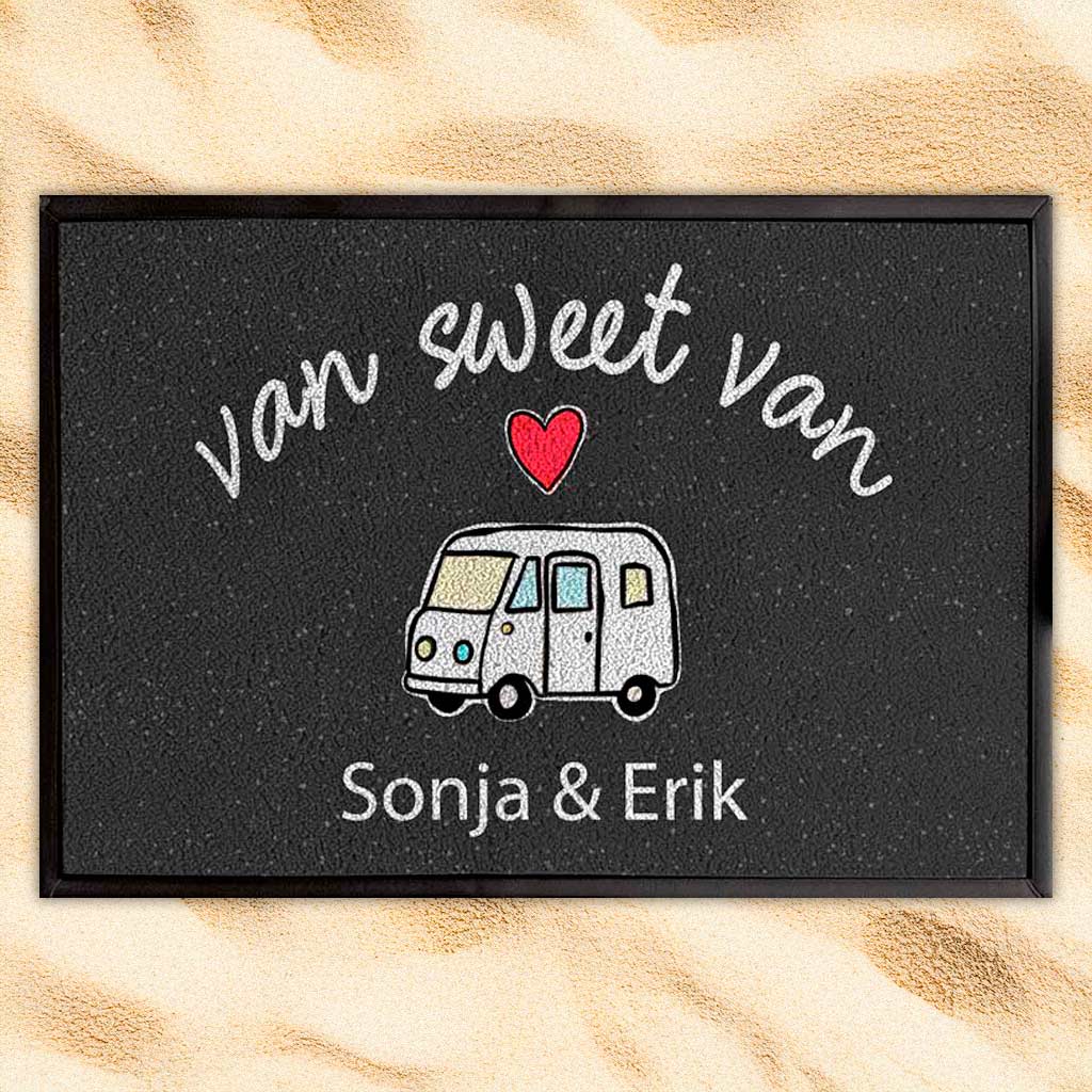 Personalisierte Fußmatte mit dem Spruch 'van sweet van' und Namen auf sandigem Untergrund für Wohnmobile.