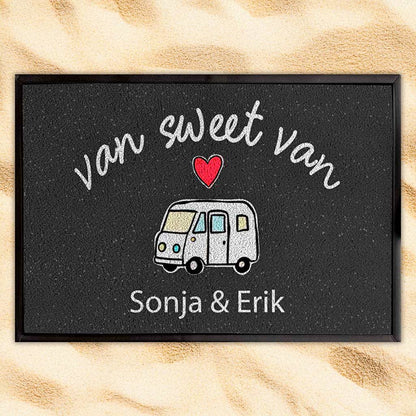 Personalisierte Fußmatte mit dem Spruch 'van sweet van' und Namen auf sandigem Untergrund für Wohnmobile.