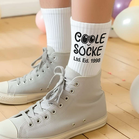 Ein Paar weisse Socken, personalisiert mit dem Spruch 'Coole Socke Ltd. Ed. 1998'