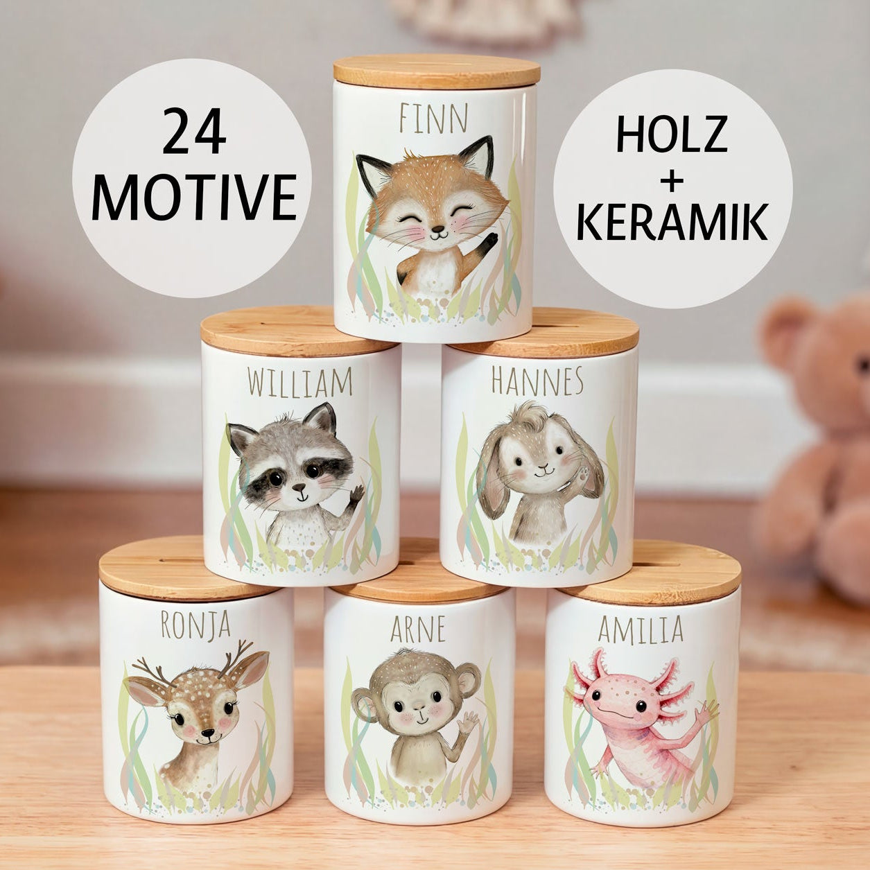 Personalisierte Spardosen aus weißer Keramik mit Bambusdeckel, bedruckt mit dem Namen des Kindes und winkenden Tieren zur Auswahl als Aquarell-Motiv.