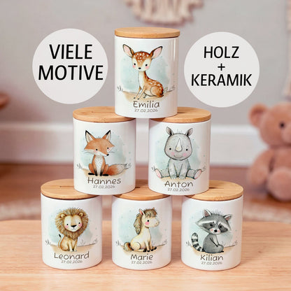 Personalisierte Keramik-Spardose mit Holz-Deckel aus Bambus, Aquarell-Tieren und Namen sowie Datum als Geschenk zur Taufe und Geburt.