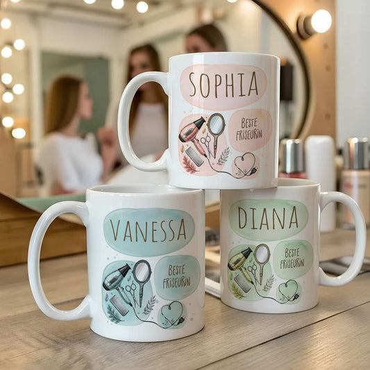 Drei  Keramiktassen in Pastellrosa, Mint und grün mit dem Spruch 'Beste Friseurin' mit verschiedenen Namen personalisiert.