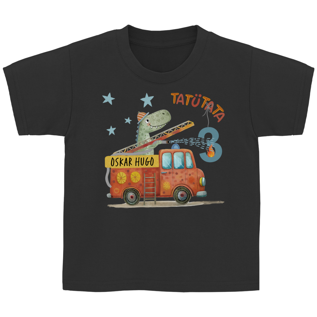 Junge trägt stolz sein personalisiertes Shirt zum 3. Geburtstag mit seinem Namen 'Oskar'.