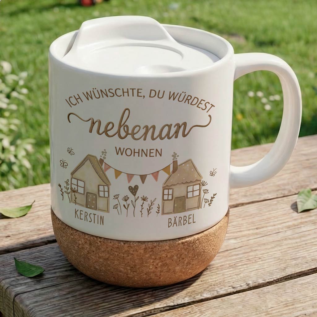 Personalisierte Tasse „Nebenan wohnen“ mit Korkboden & Deckel (Spülmaschinenfest)