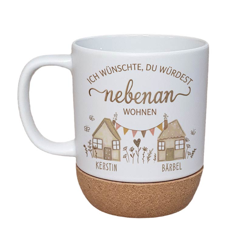 Personalisierte Tasse „Nebenan wohnen“ mit Korkboden & Deckel (Spülmaschinenfest)
